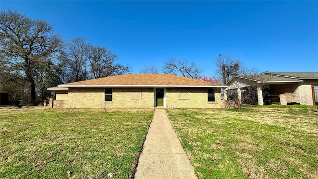 view of front of property featuring a front lawn