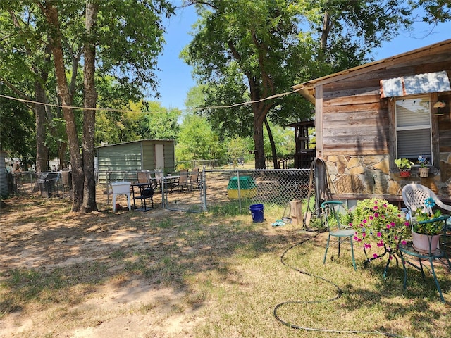 view of yard featuring a storage unit