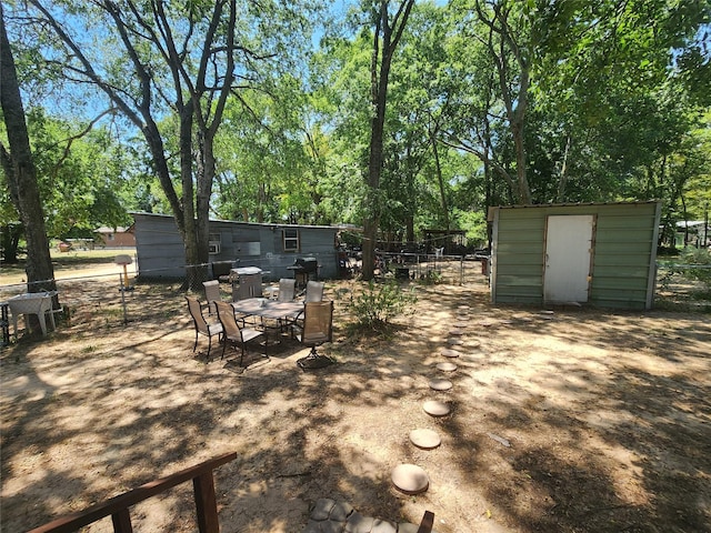 view of yard featuring a storage unit