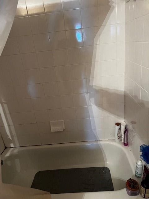 bathroom with tiled shower / bath combo