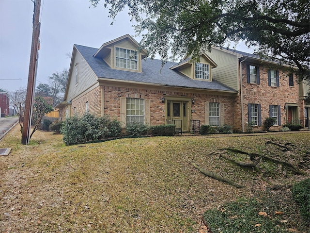 view of front of home featuring a front lawn