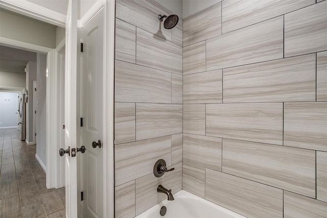 bathroom with tiled shower / bath combo