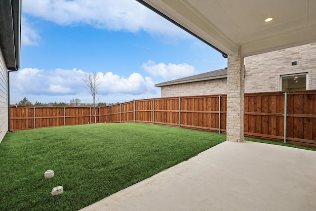 view of yard featuring a patio area