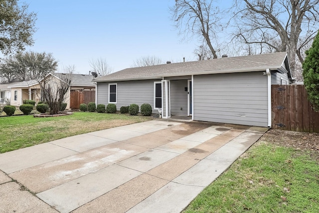 single story home featuring a front yard