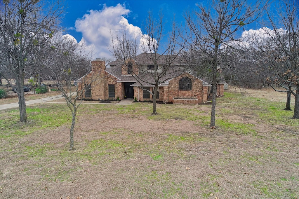 view of front of house featuring a front lawn