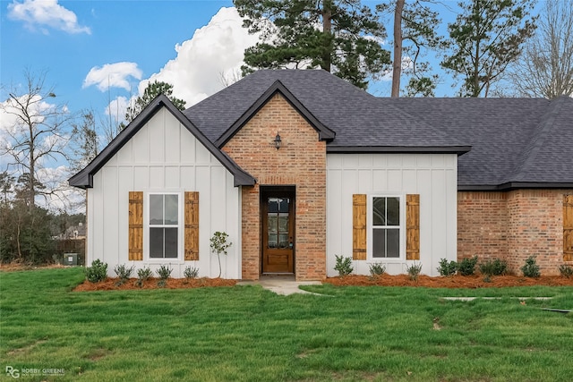 view of front of house with a front yard