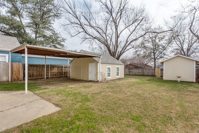 view of yard with a storage unit