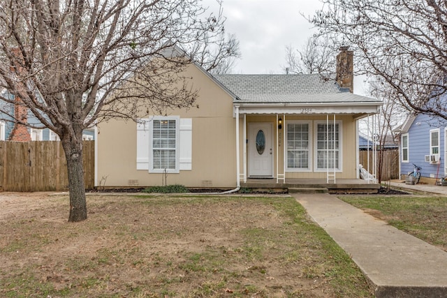 view of front of house featuring a front lawn