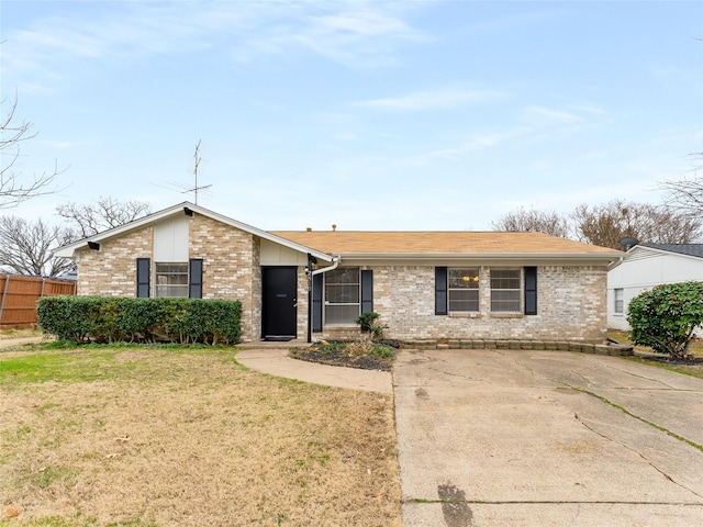 ranch-style house featuring a front lawn