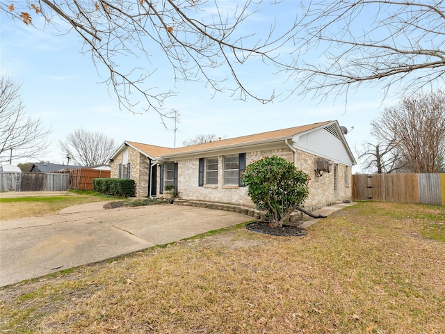 single story home with a front lawn