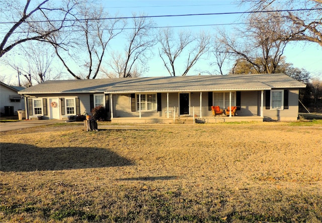 view of front of house featuring a porch and a front lawn