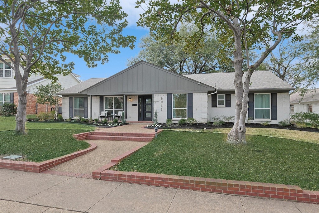 ranch-style house with a front yard