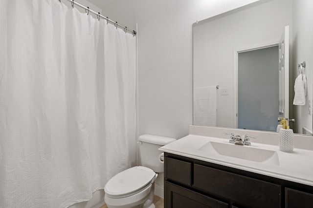 full bath with a shower with shower curtain, vanity, and toilet