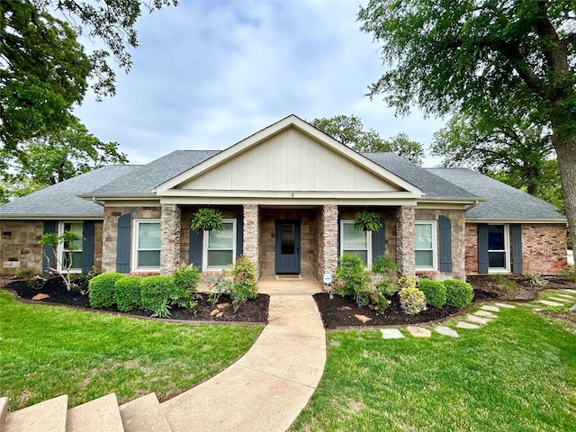 view of front of property featuring a front yard