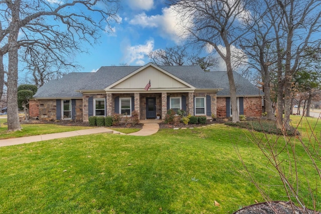 view of front of house featuring a front lawn