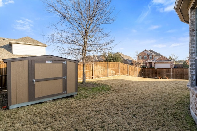 view of yard featuring a storage shed