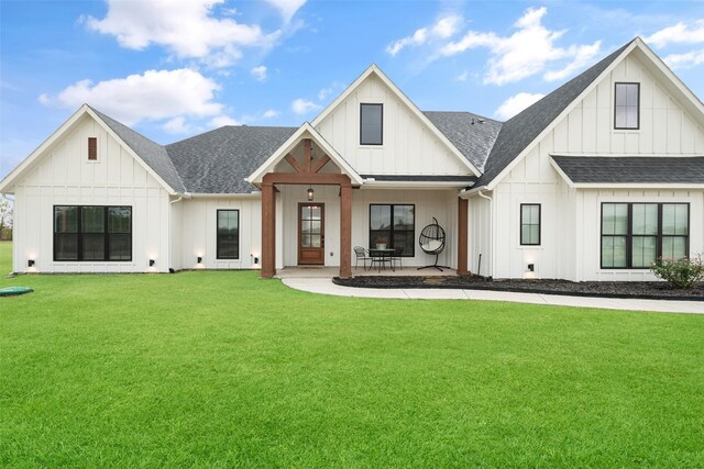 modern farmhouse style home featuring a front yard