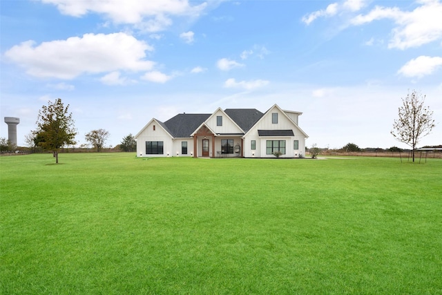 view of front of property featuring a front lawn