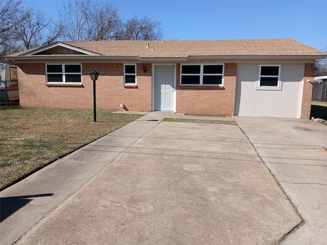 ranch-style house featuring a front lawn