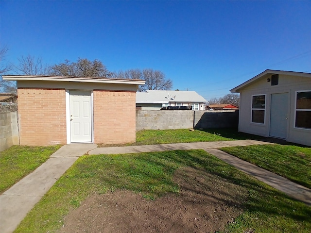 view of yard with an outbuilding