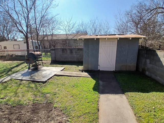 view of outdoor structure featuring a yard