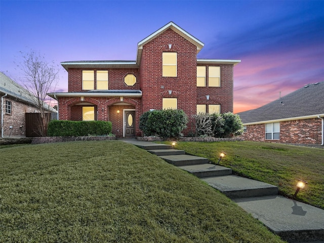 view of front of property featuring a lawn