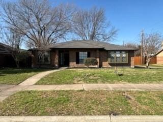 view of front of home featuring a front lawn