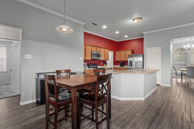 dining room featuring ornamental molding, dark hardwood / wood-style floors, sink, and a notable chandelier