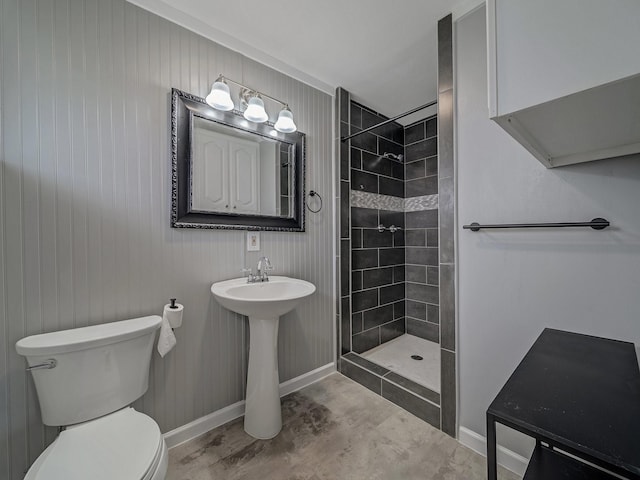 bathroom with toilet and tiled shower