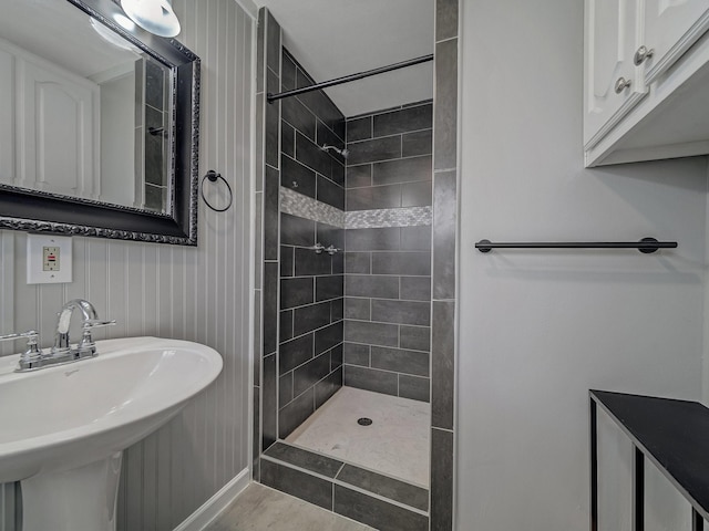 bathroom featuring sink and a tile shower