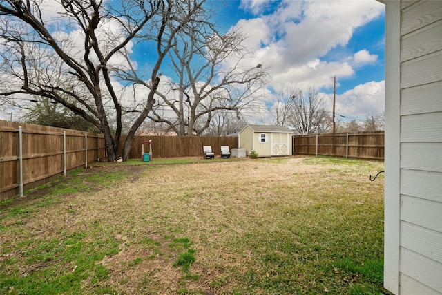 view of yard featuring a storage unit