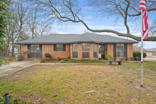 single story home featuring a front lawn