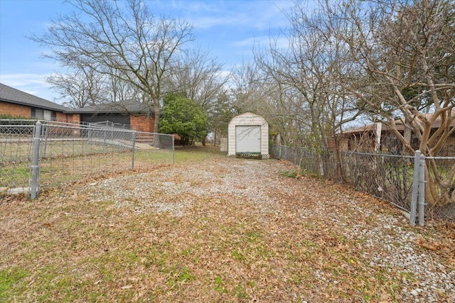 view of yard featuring a shed