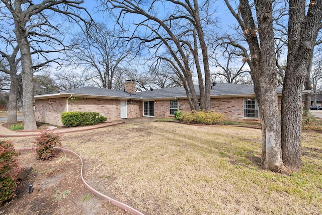 ranch-style house featuring a front yard