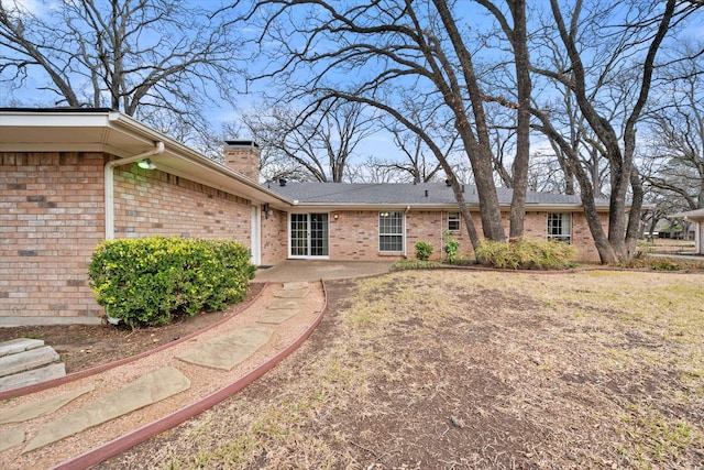 view of front of property featuring a patio area and a front yard