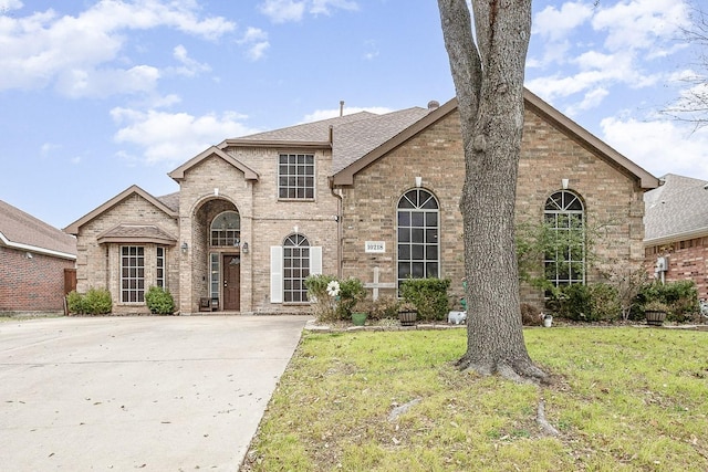 view of front of property with a front yard