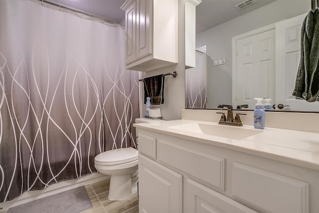 bathroom featuring a shower with curtain, vanity, and toilet