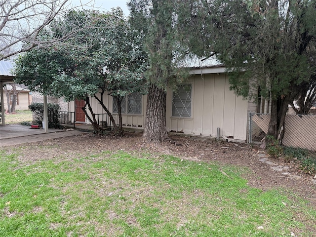 exterior space featuring a lawn