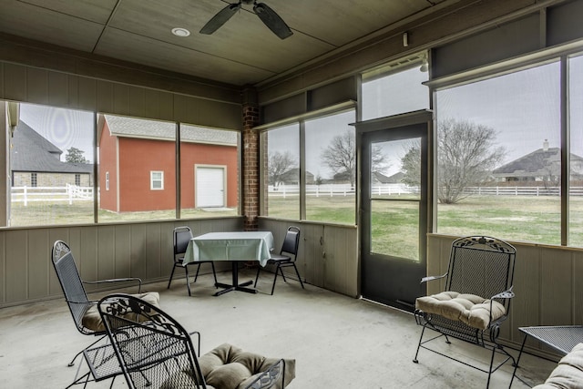 sunroom with ceiling fan