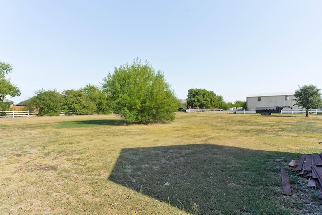 view of yard featuring a rural view