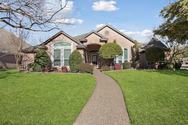 view of front facade featuring a front lawn