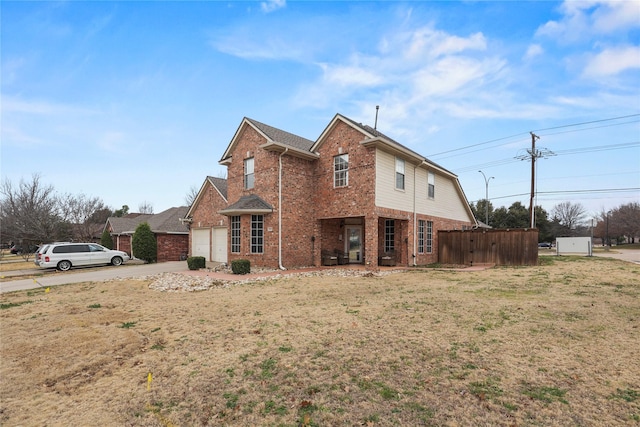 view of front of property featuring a front yard