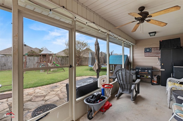 sunroom / solarium with ceiling fan