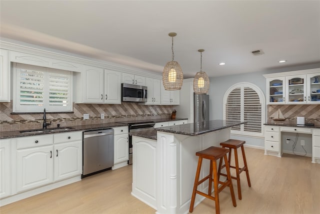 400 Driftwood Ct, Azle, TX 76020 - kitchen featuring appliances with stainless steel finishes, light wood-style floors, tasteful backsplash, a center island, and recessed lighting