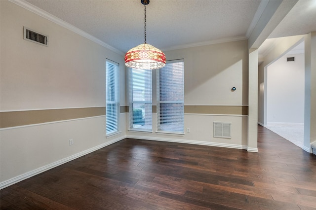 spare room featuring dark wood-style floors, visible vents, and a textured ceiling