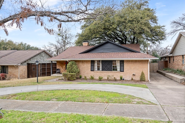 single story home with a front lawn