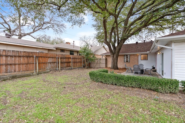view of yard featuring a patio area