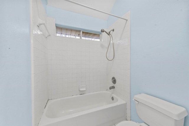 bathroom with tiled shower / bath and toilet