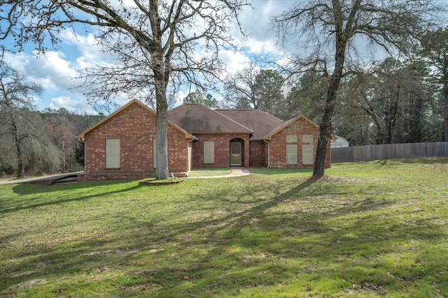 single story home featuring a front lawn