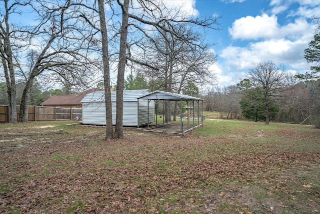 view of yard featuring a storage shed